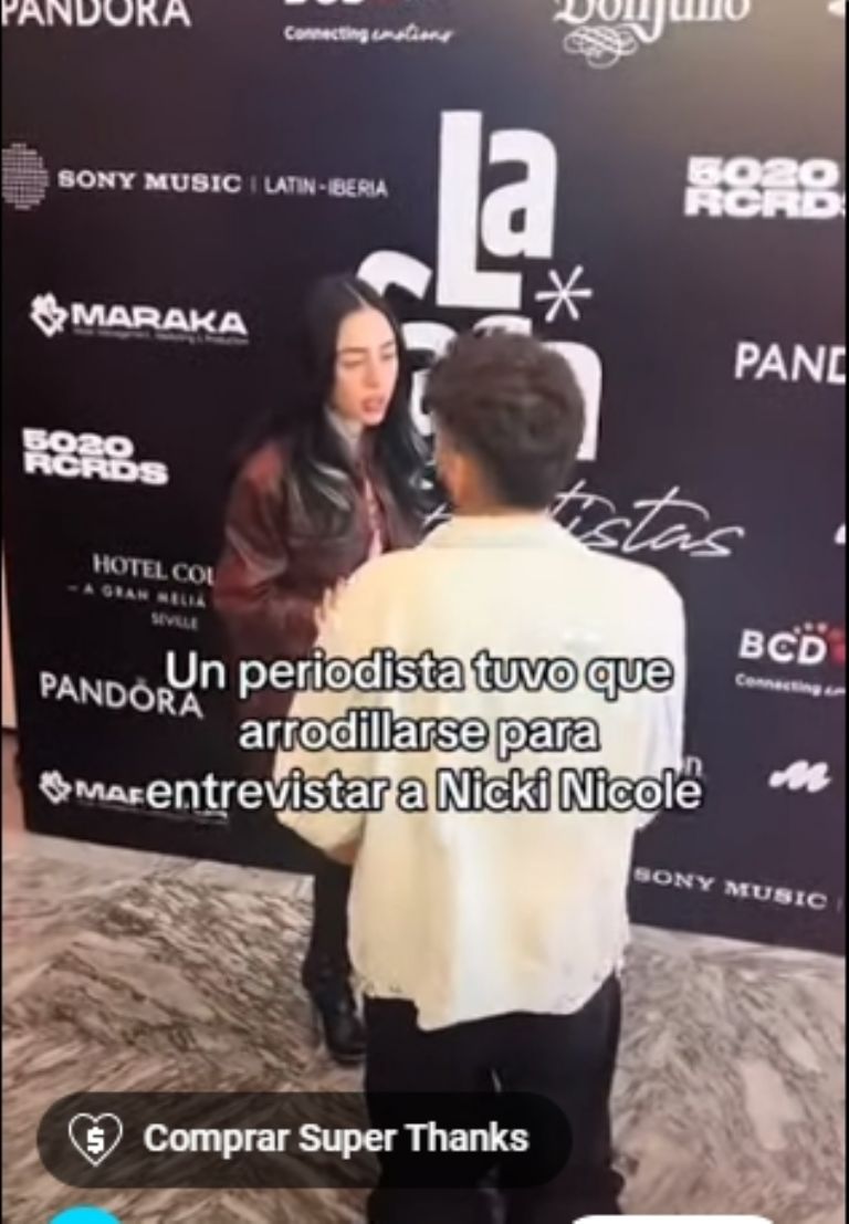 Reportero se arrodilla ante Nicki Nicole