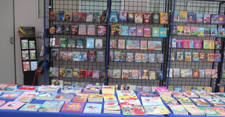 Una gran cantidad de libros llegaron al Colegio Venecia