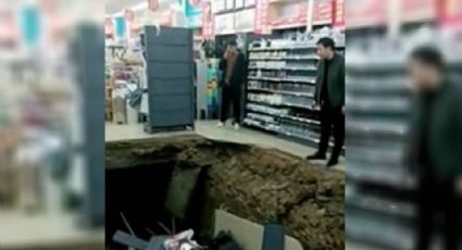 Impactante colapso en un mercado chino: El piso se hunde y atrapa a clientes en un socavón