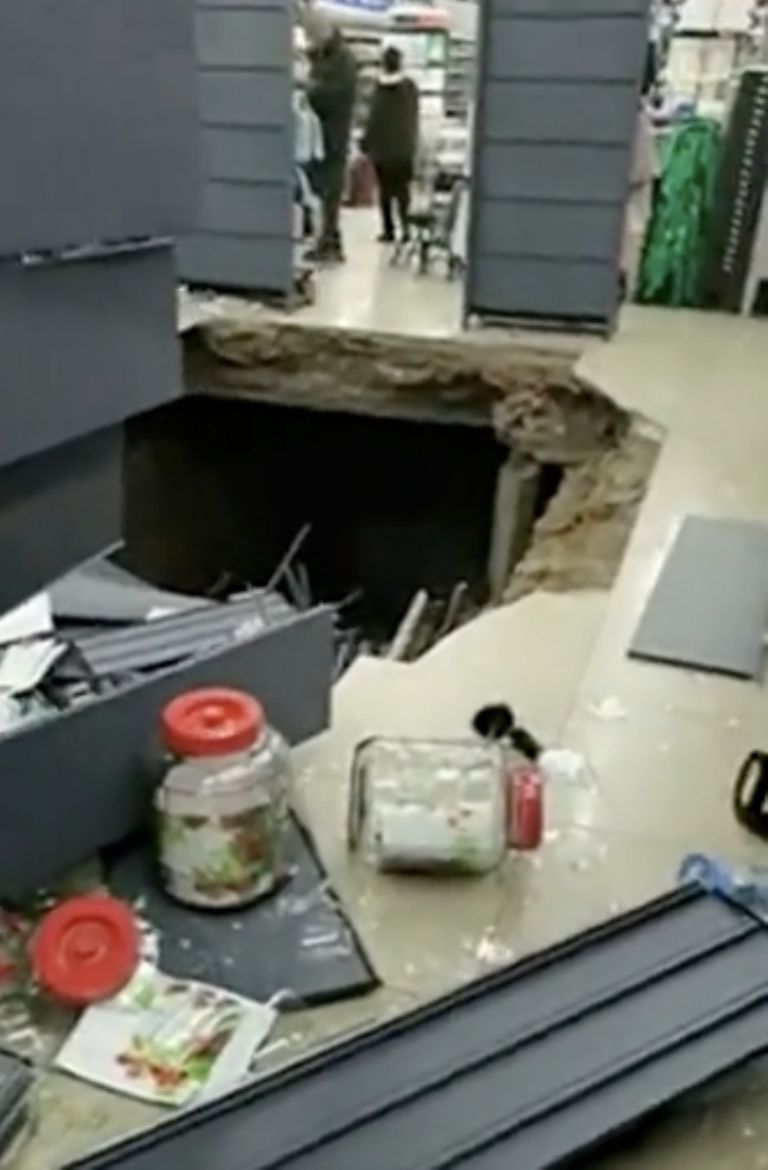 Piso se hunde en un mercado de China y se traga a la gente