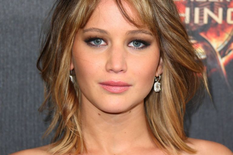 Jennifer Lawrence tiene los párpados caídos