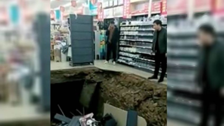 Impactante colapso en un mercado chino: El piso se hunde y atrapa a clientes en un socavón