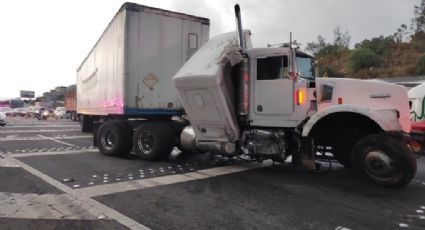 Caos en la autopista México-Puebla por fuerte accidente; tráiler se impacta contra muro
