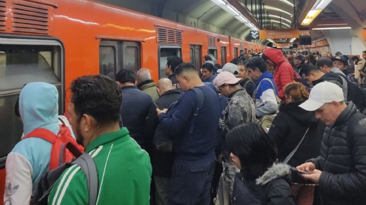 Colapsa la Línea 2 del Metro de la CDMX, usuarios reportan retrasos de hasta 20 minutos