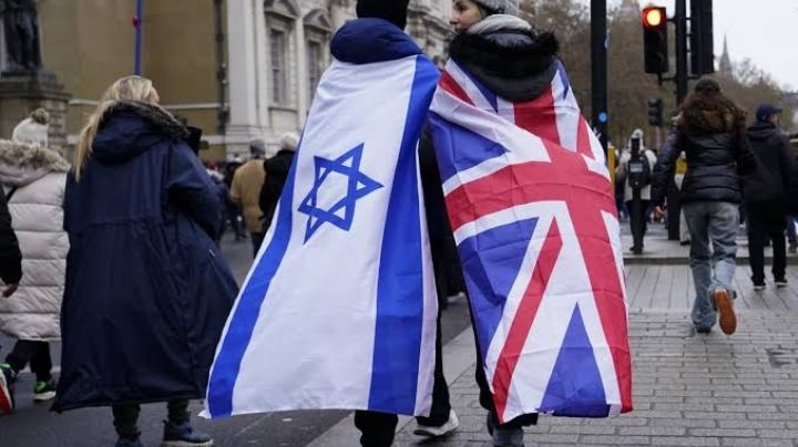 Miles de personas marchan contra el antisemitismo en Londres; Boris Johnson participó en la protesta
