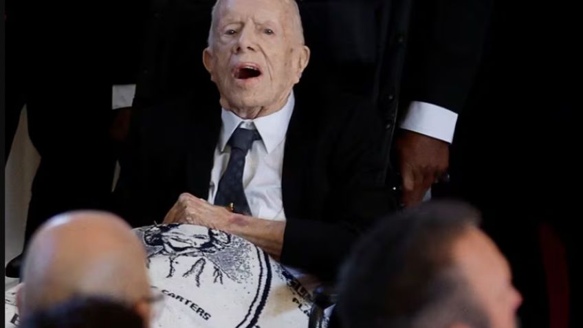 El expresidente estadounidense Jimmy Carter, de 99 años, asiste al funeral de su esposa Rosalynn