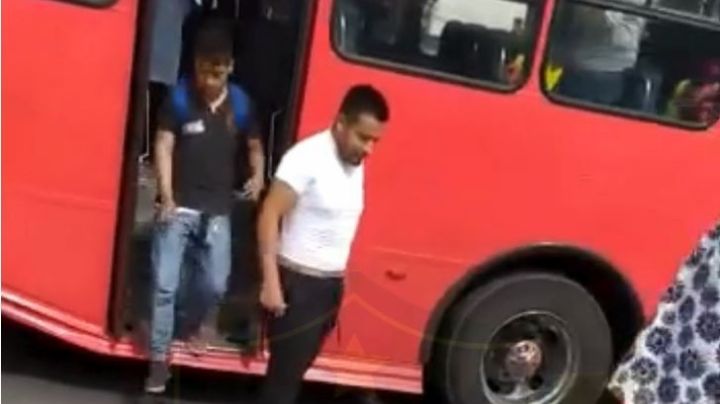 VIDEO: Pasajeros de transporte público dan brutal Golpiza a ladrón en Valle de Chalco
