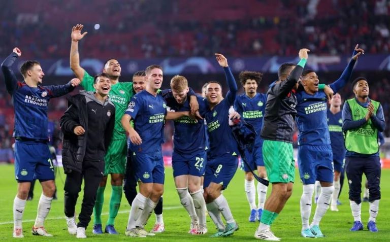 Hirving Lozano sale lesionado y recibe mala noticia en victoria del PSV en la Champions