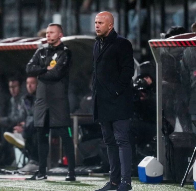 DT del Feyenoord lanza dura crítica a Santiago Giménez luego de sus fallas en Champions