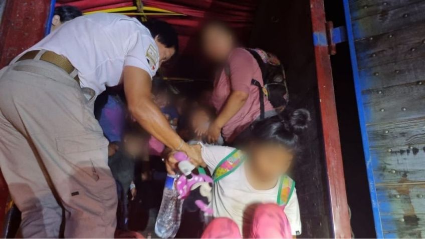 'Polleros' se dan a la fuga y dejan a 87 migrantes en un tractocamión en Chiapas