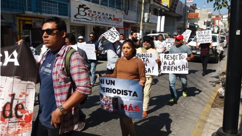 Prensa marcha contra la violencia en Guerrero; FGR termina confrontando a periodistas