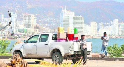 Venden litro de huachicol en hasta 40 pesos en la costera de Acapulco tras los saqueos
