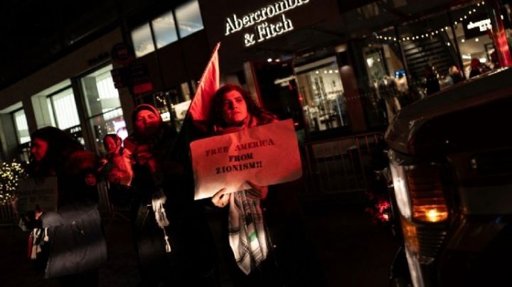 Manifestantes interrumpen el clásico encendido del árbol de Navidad en Nueva York; esto pasó