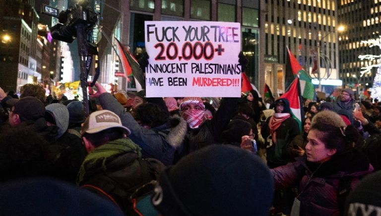 Manifestantes interrumpen encendido del árbol de Nueva York