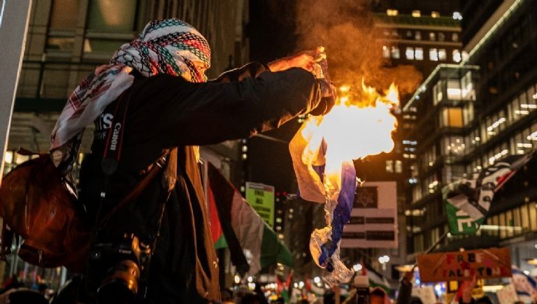 Manifestantes interrumpen encendido del árbol de Nueva York