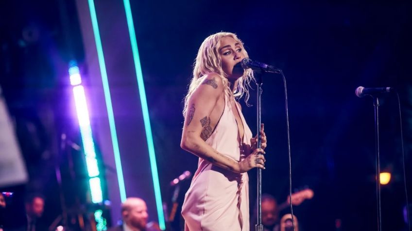 Miley Cyrus deslumbra con un versión jazz de 'Flowers' en vivo en el Chateau Marmont