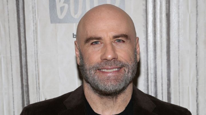 John Travolta luce irreconocible al transformarse en Santa Claus y recrear uno de sus icónicos bailes