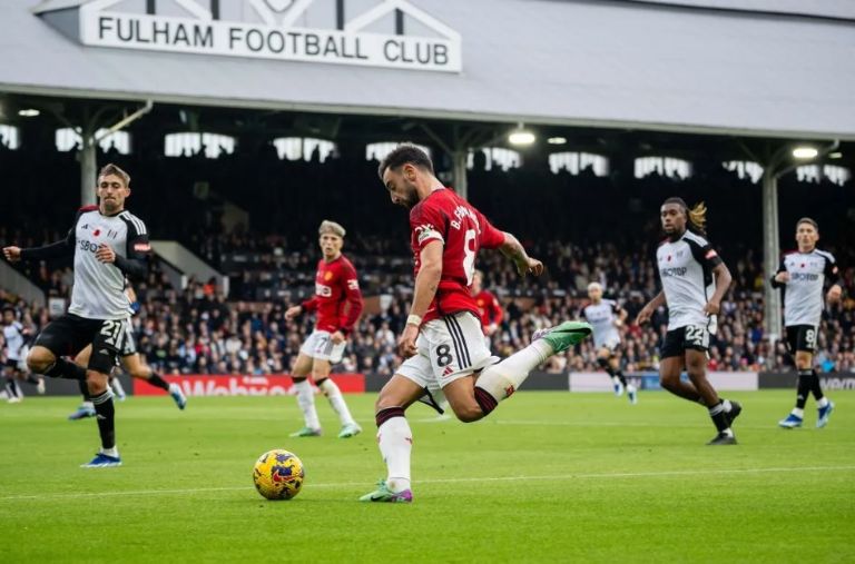 Raúl Jiménez entra de cambio y el Fulham pierde de último minuto con el Manchester United