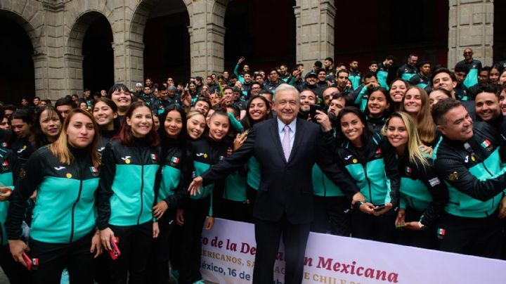 AMLO felicita a atletas mexicanos tras hacer historia en Juegos Panamericanos de 2023