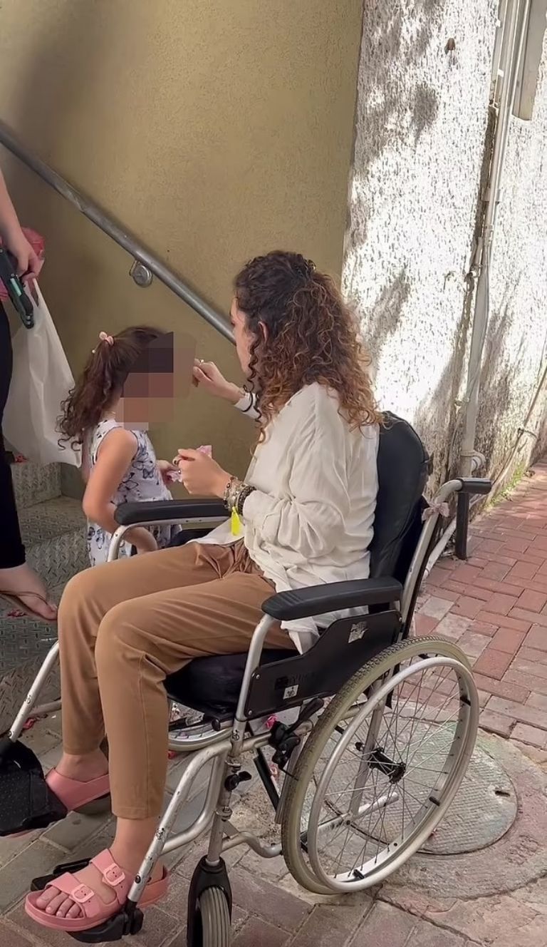 Modelo Israeli confieza qué se oculto debajo de cadáver de su novio para sobrevivir