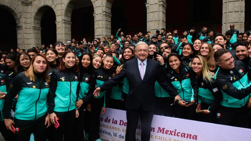 AMLO felicita a atletas mexicanos tras hacer historia en Juegos Panamericanos de 2023