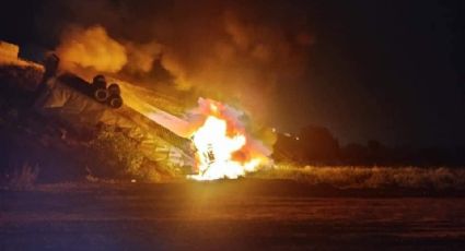 Camión cae de puente vehicular en Arco Norte, explota y se incendia; no hay lesionados