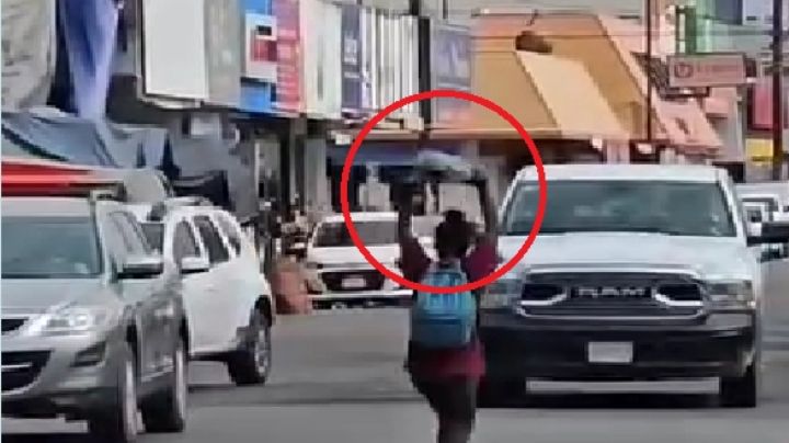 (VIDEO) Pánico en Ciudad Obregón: Mujer 'drogada' lanza grandes piedras a vehículos