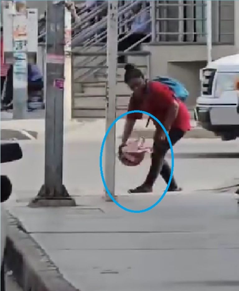 Mujer agrede a conductores en Ciudad Obregón, Sonora. Foto: Facebook