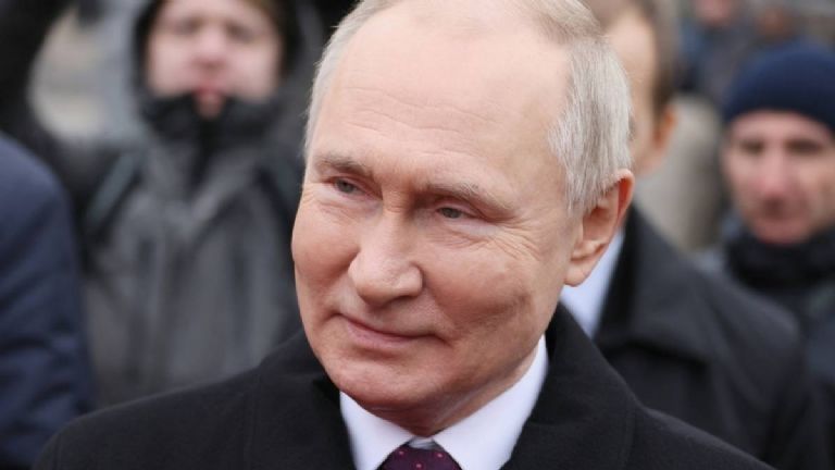 Niño cuestiona al presidente de Rusia Vladimir Putin en la calle tras rumores de su muerte 