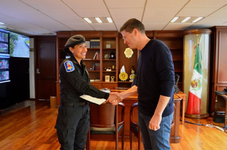 Reconocen a mujer policía de la CDMX