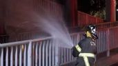 Incendio consume refugio improvisado para indigentes en la alcaldía Iztapalapa en CDMX