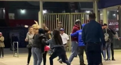 VIDEO: Mujer agrede a otra con 'batechela' en partido de Sultanes de Monterrey