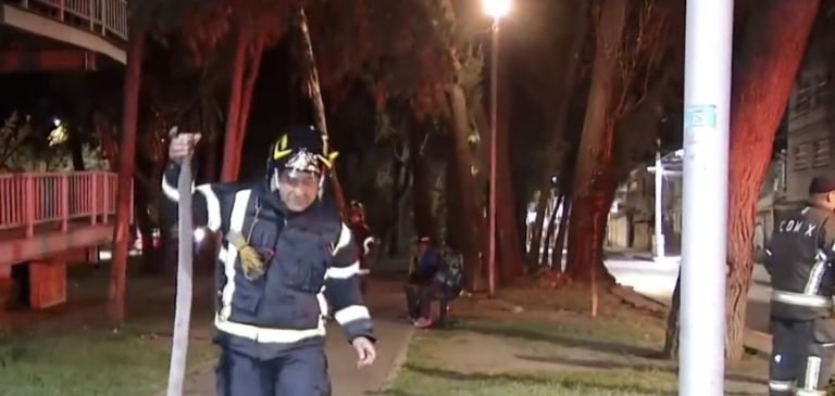 Incendio consume refugio improvisado para indigentes en la alcaldía Iztapalapa en CDMX 