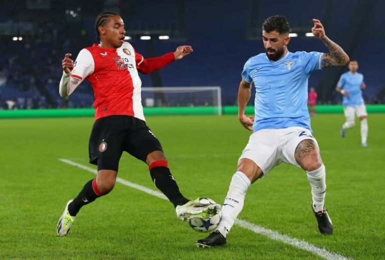 Santiago Giménez y el Feyenoord no pueden con la Lazio y peligra su pase en Champions