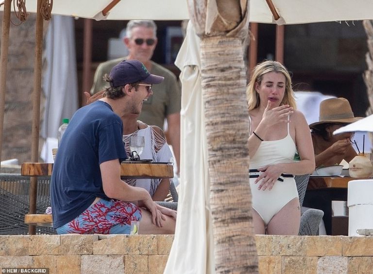 Emma Roberts en la playa con su novio