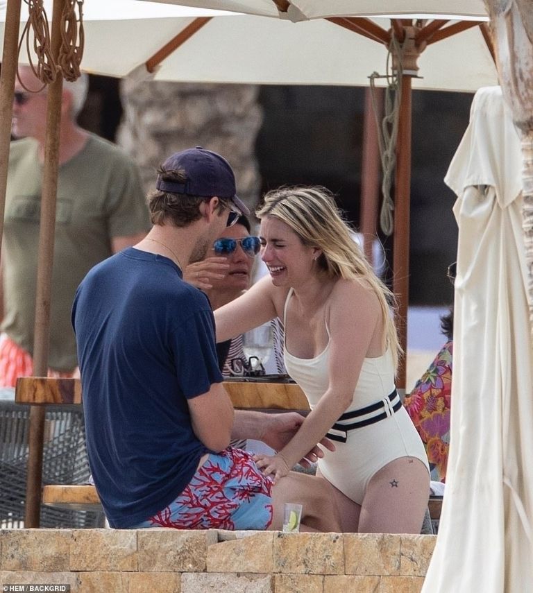 Emma Roberts en la playa con su novio