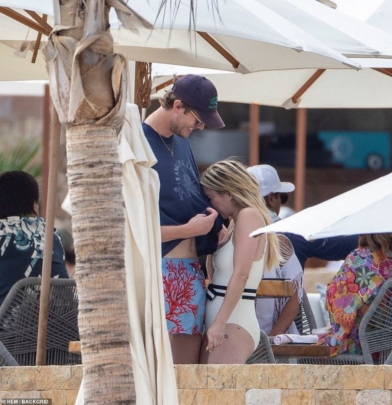 Emma Roberts en la playa con su novio