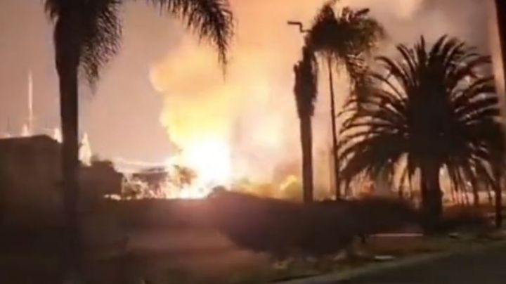 Fuerte incendio tras explosión de subestación eléctrica de CFE en Juriquilla, Querétaro
