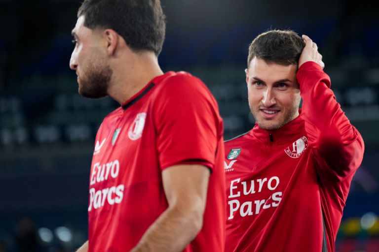 Santiago Giménez rompe el silencio tras su autogol en la Champions League