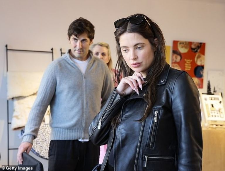 Ashley Benson en tienda de bebés