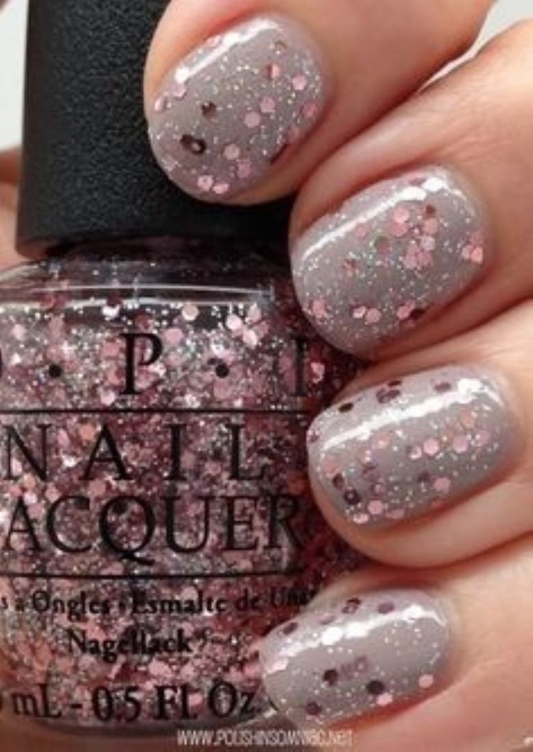 Puedes incorporar 'glitter' a tu manicura