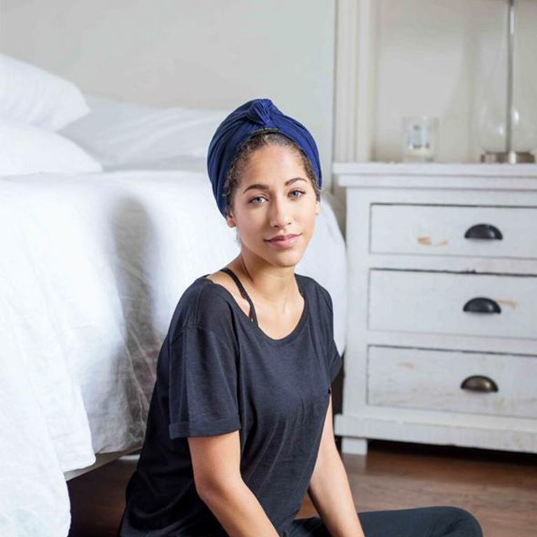 Usar un gorrito de seda protege tu cabello