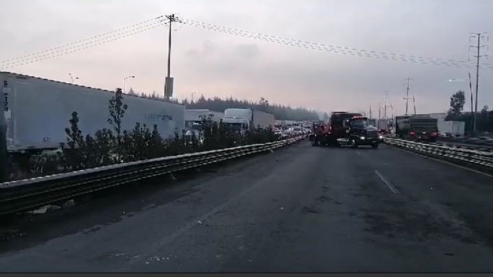 Caos en la autopista México-Puebla por mortal accidente y densos bancos de niebla