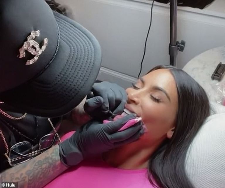 Kim Kardashian tatuándose 
