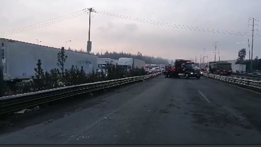 Caos en la autopista México-Puebla por mortal accidente y densos bancos de niebla