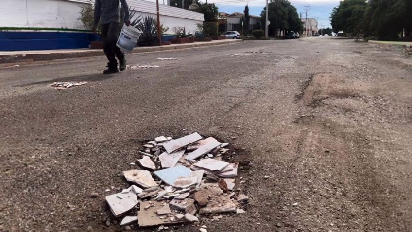  Vecinos tapan baches con azulejos en Navojoa; llaman a atender la problemática