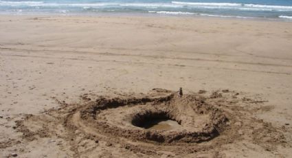 Un agujero en la arena se traga misteriosamente a un joven en la playa; esto sucedió