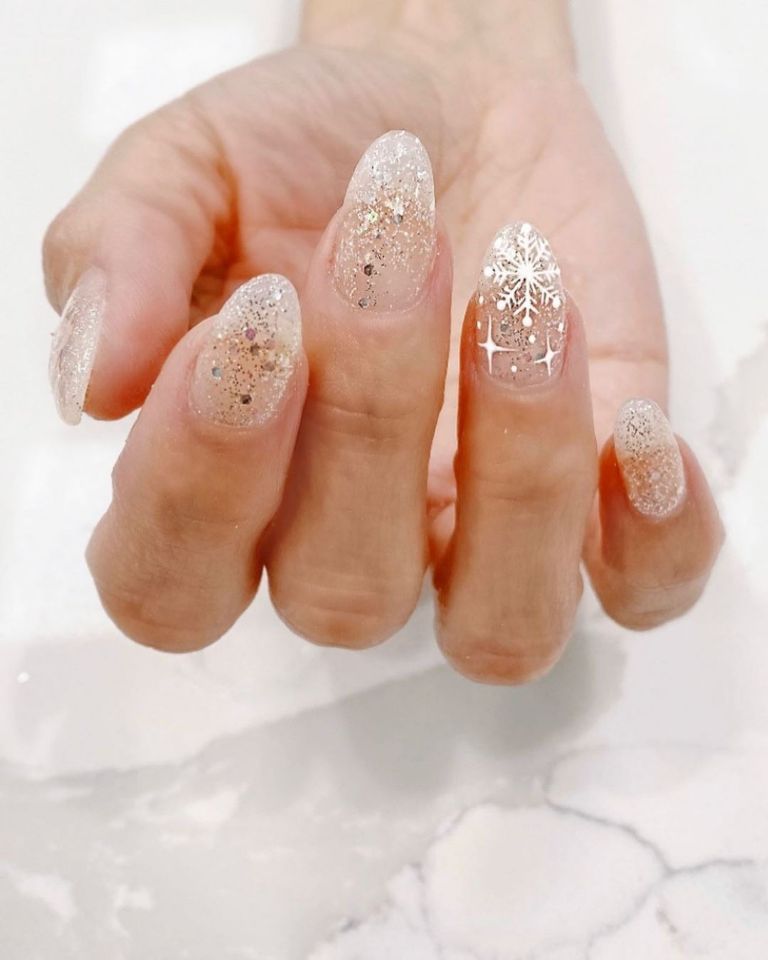 Uñas navideñas con copos de nieve
