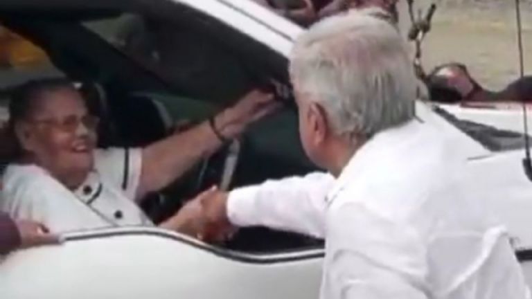 AMLO tuvo un encuentro con Consuelo Loera, madre de 'El Chapo'. Foto: Internet
