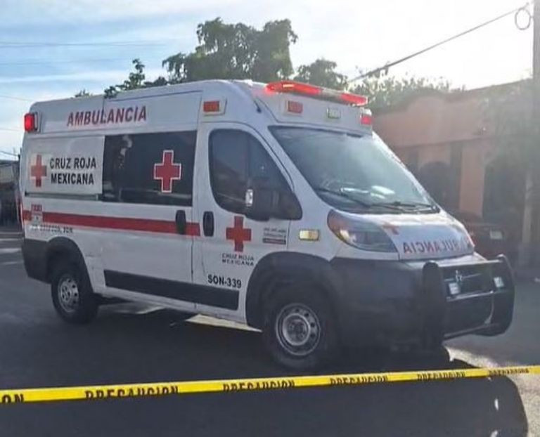 Paramédicos acudieron al lugar donde dos hombres fueron asesinados